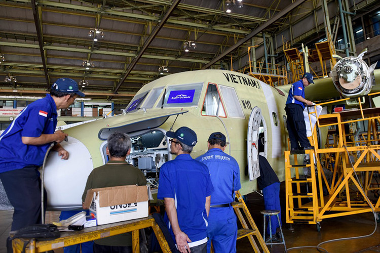 Indonesia hoàn tất việc chuyển giao hai máy bay NC-212i cho Việt Nam